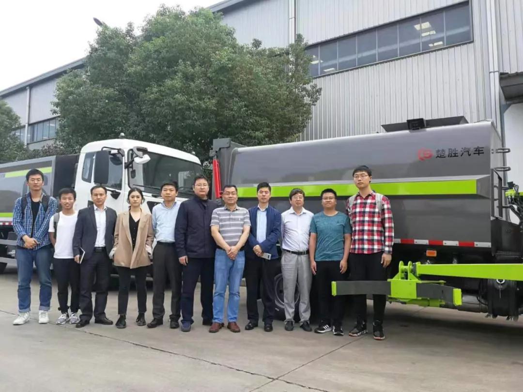 驚艷！“智能機(jī)械臂”自裝卸式垃圾車震撼問世