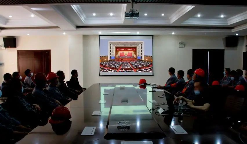 學(xué)習(xí)二十大、永遠跟黨走、奮進新征程！楚勝集團組織全體